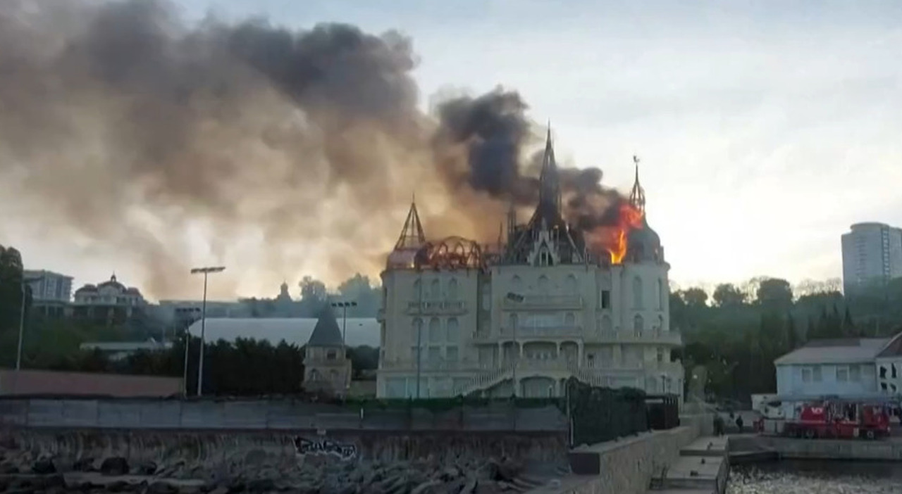 Ucraina, attacco russo a Odessa: in fiamme il "Castello di Harry Potter"