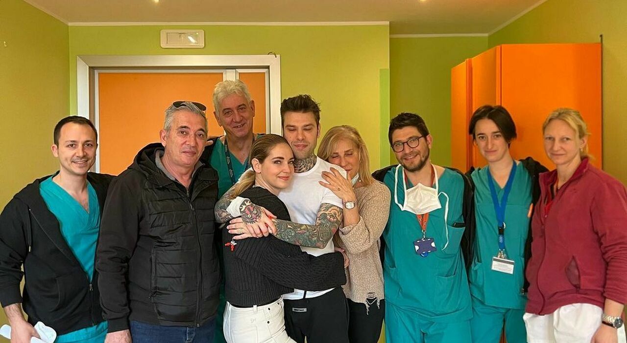 Fedez, the photos of hard times in the hospital and the message to the doctors: "You saved my life, love is a powerful medicine"