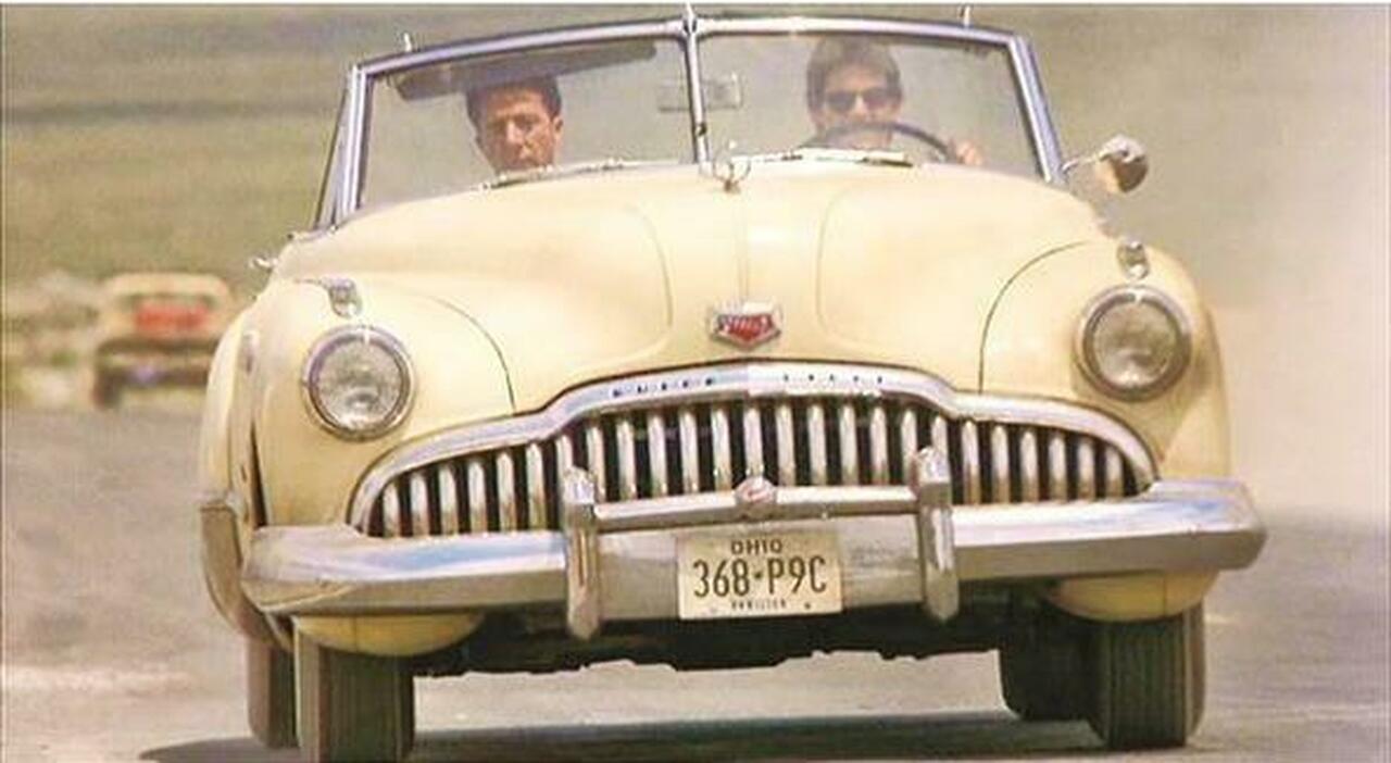 Tom Cruise e Dustin Hoffman nei panni dei fratelli Charlie e Raymond Babbit a bordo della Buick Roadmaster cabriolet durante il film Rain Man