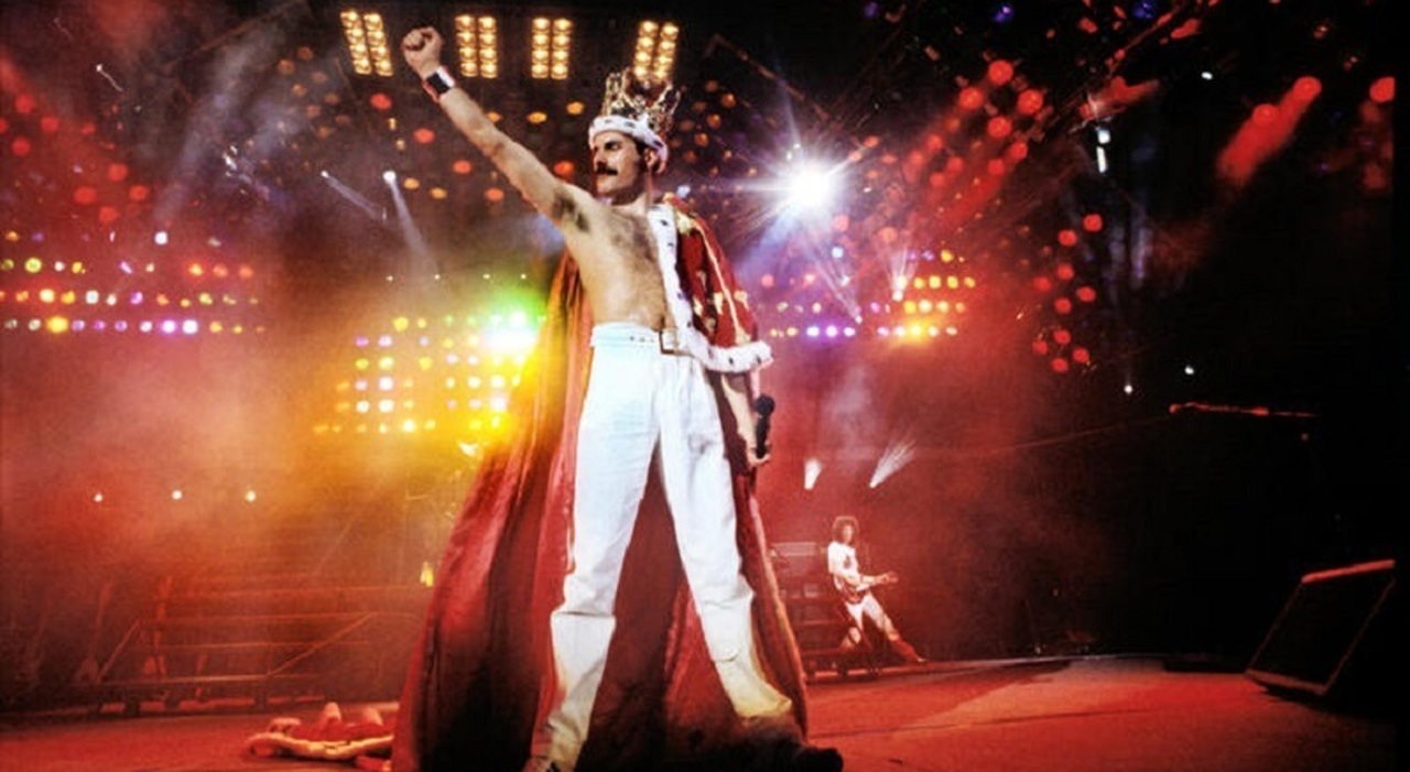Freddie Mercury, collezione privata all'asta: anche il mantello rosso e la  corona di God Save The Queen