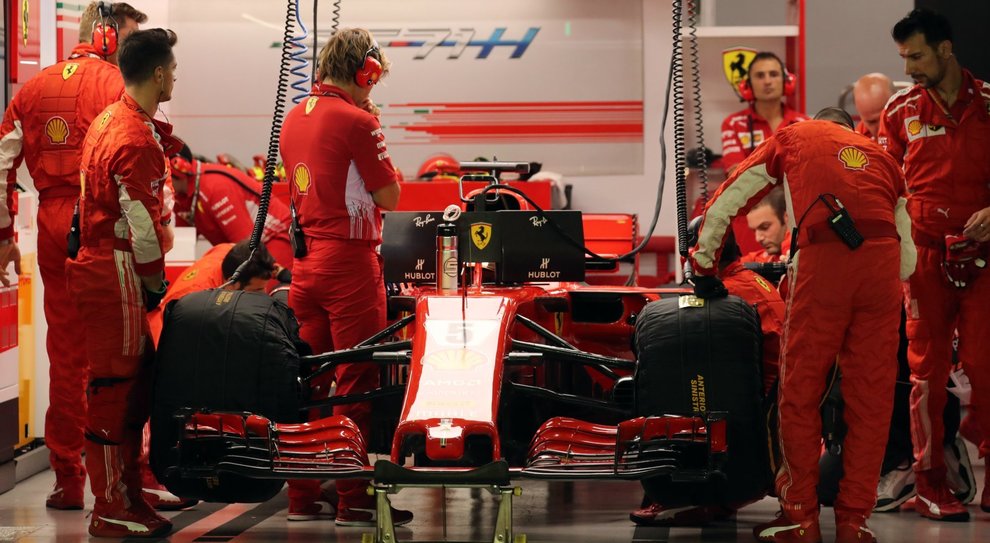 Meccanici della Ferrari al lavoro sulla monoposto di Vettel ai box di Singapore