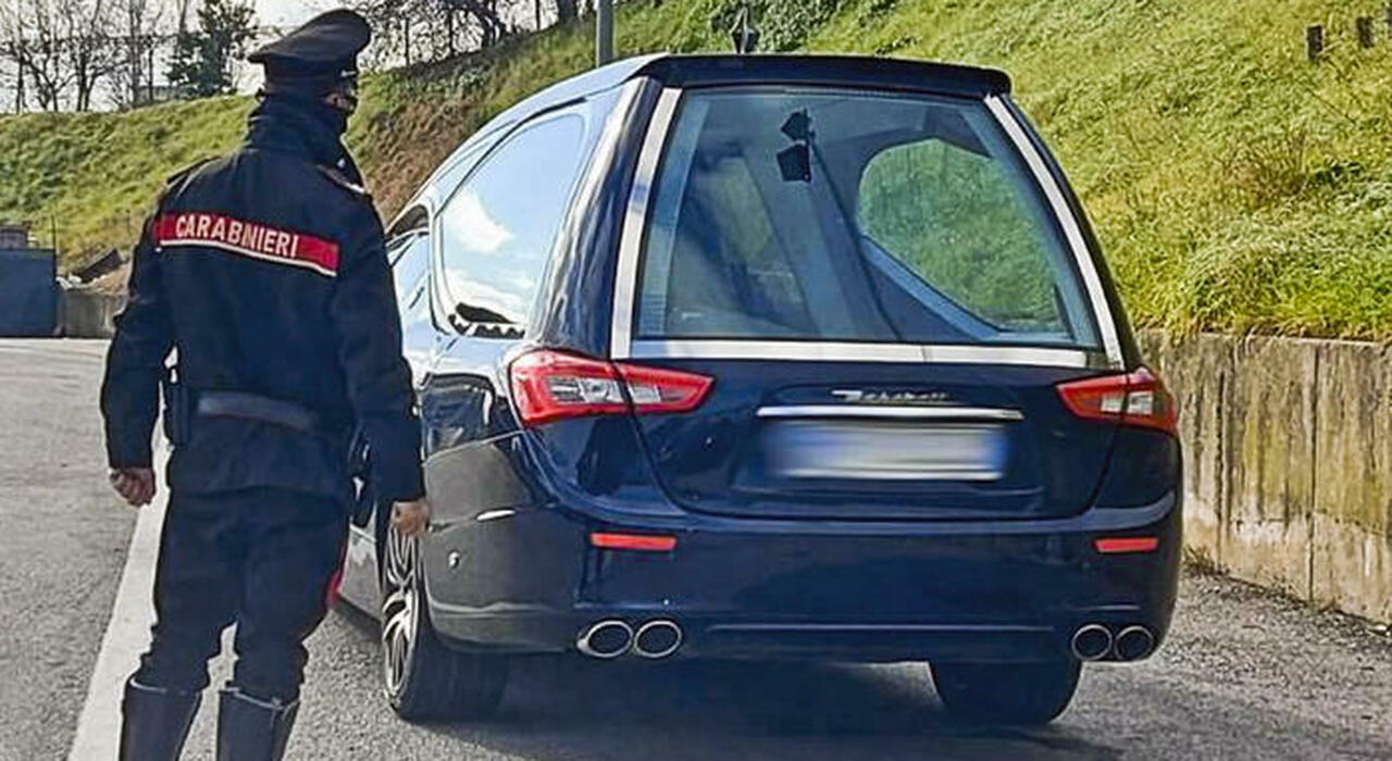 Il carro funebre senza copertura assicurativa sequestato dai carabinieri