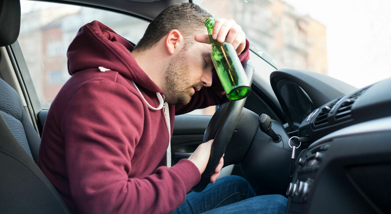 Via patente a chi guida ubriaco e fa incidente