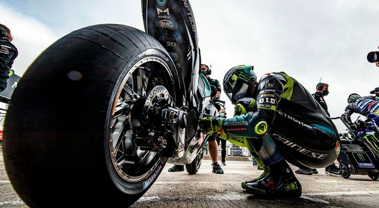 Valentino Rossi vicino alla sua Yamaha gommata Michelin