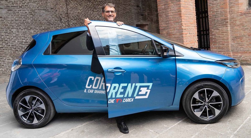 Virginio Merola, sindaco di Bologna con una delle Renault Zoe del car sharing Corrente