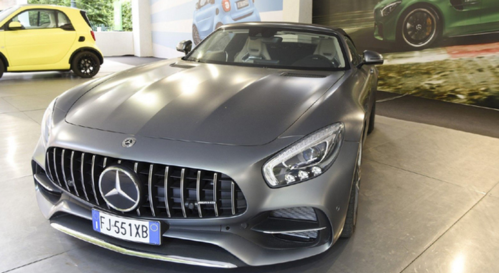 Lo stand della Mercedes al salone di Torino con in primo piano la AMG GT C Roadster