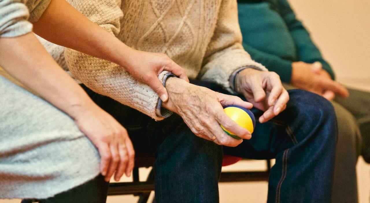 Malattie reumatologiche, studio rivela le conseguenze sulla vita dei pazienti: il 61% lascia il lavoro, l'80% ha difficoltà nei rapporti sessuali