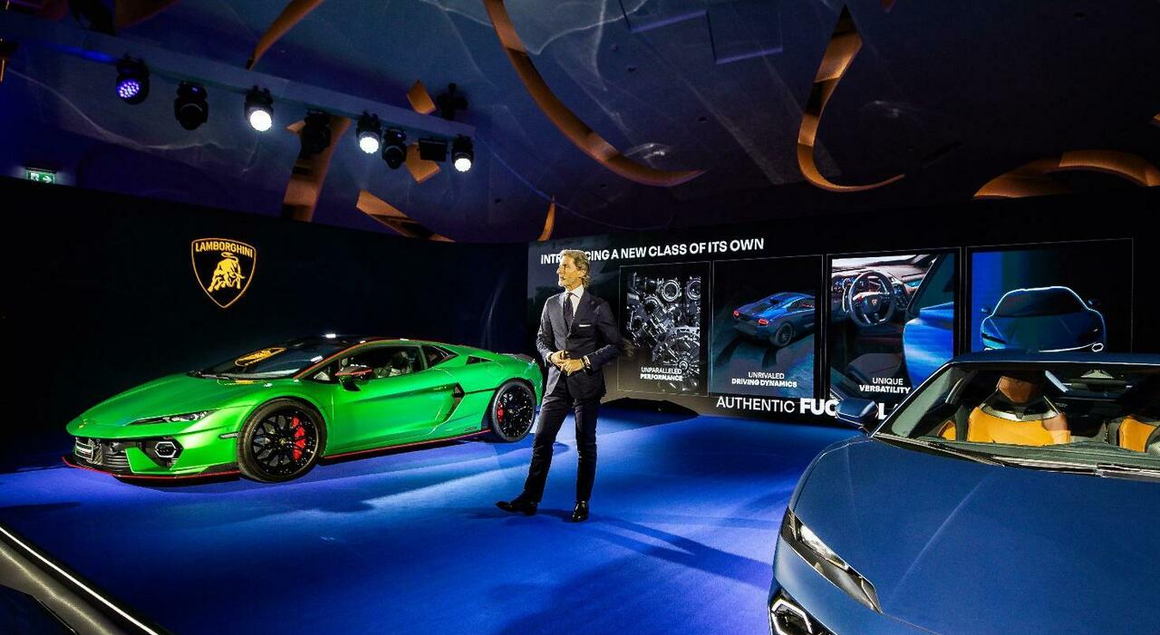Il presidente di Lamborghini Stephan Winkelmann con la Temerario