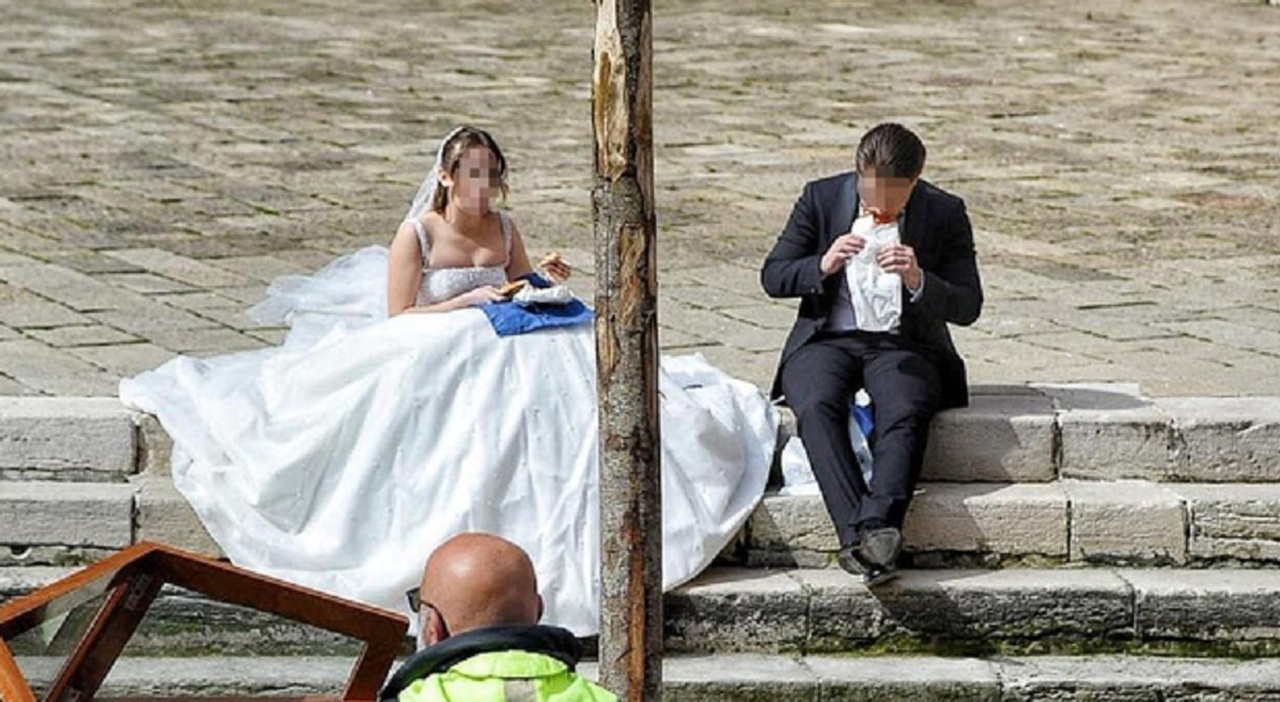 Si sposano a Venezia, poi moglie e marito si siedono sulla fondamenta e mangiano un panino la storia incredibile