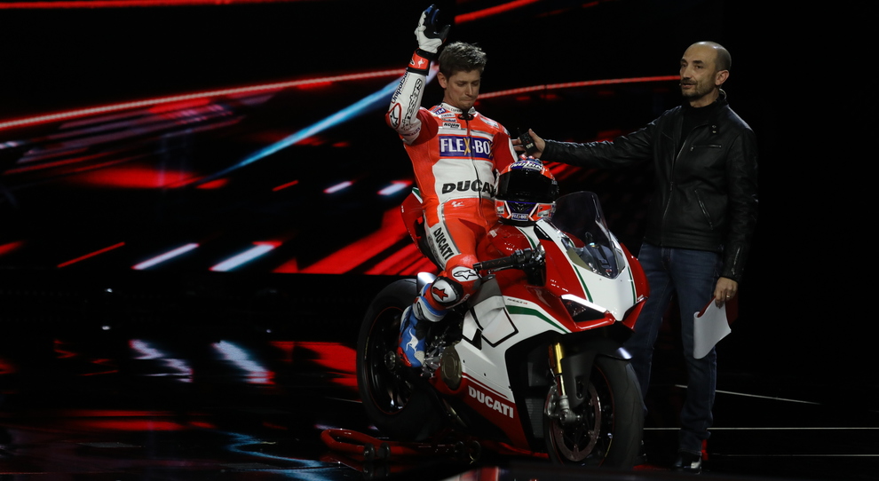 Casey Stoner in sella alla Panigale V4 con Claudio Domenicali, ad di Ducati durante la World Première