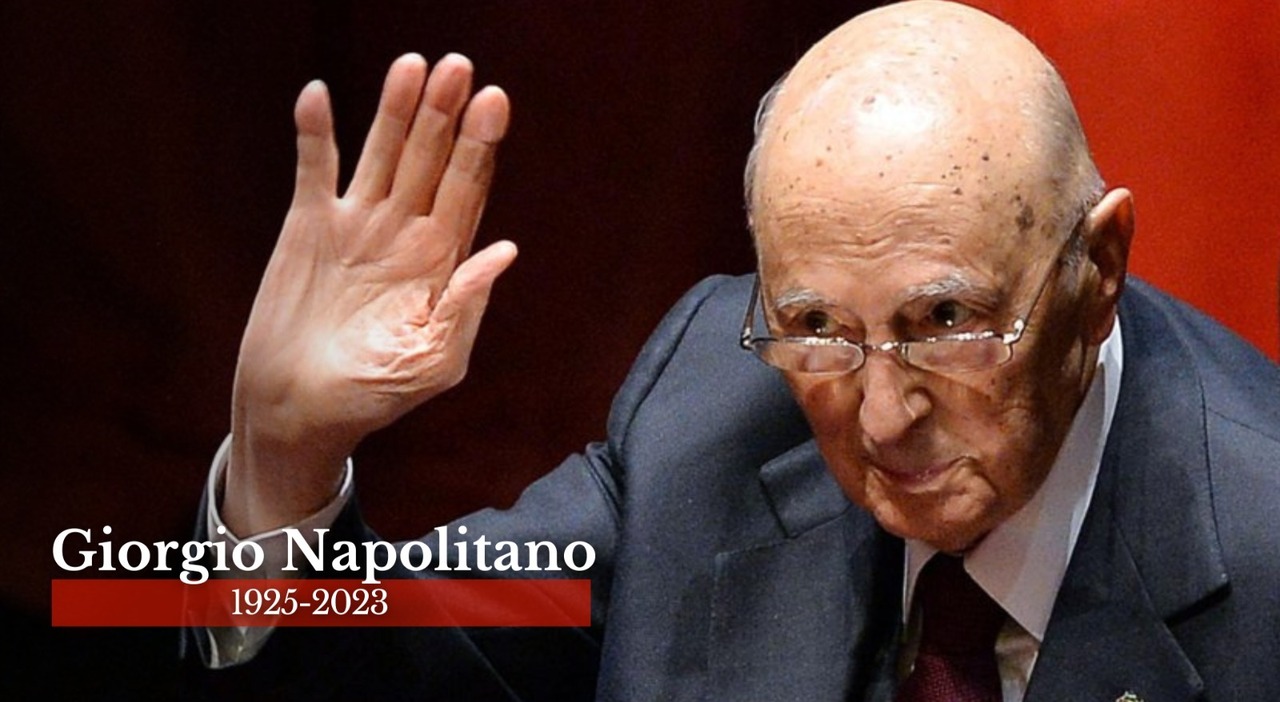 Giorgio Napolitano, a câmara funerária no Senado hoje.  Funeral de Estado (secular) em Montecitorio na terça-feira.
