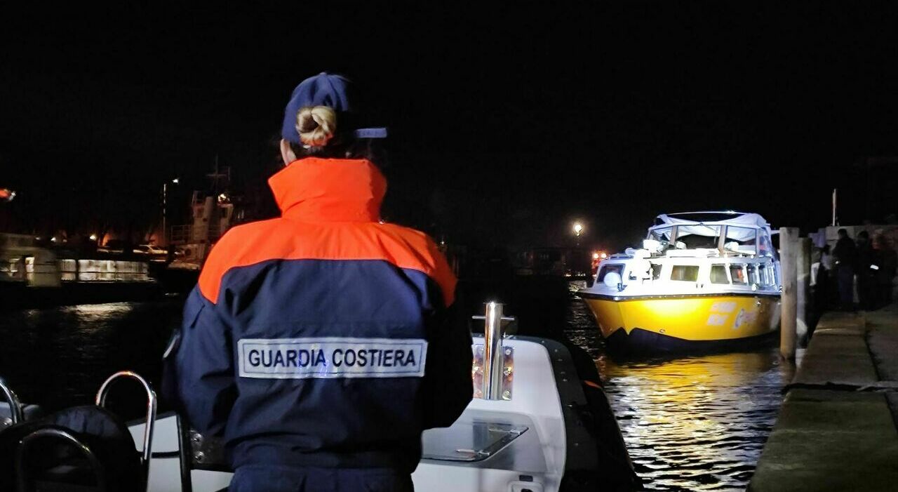 Incendio su una barca Alilaguna con 8 turisti a bordo, l