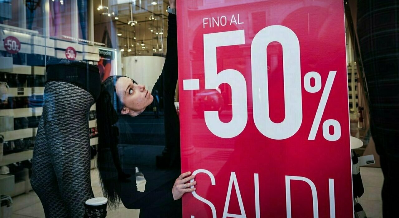 Saldi, sconti dal 5 gennaio: 4 italiani su 10 sanno cosa comprare, spesa  media 267 euro