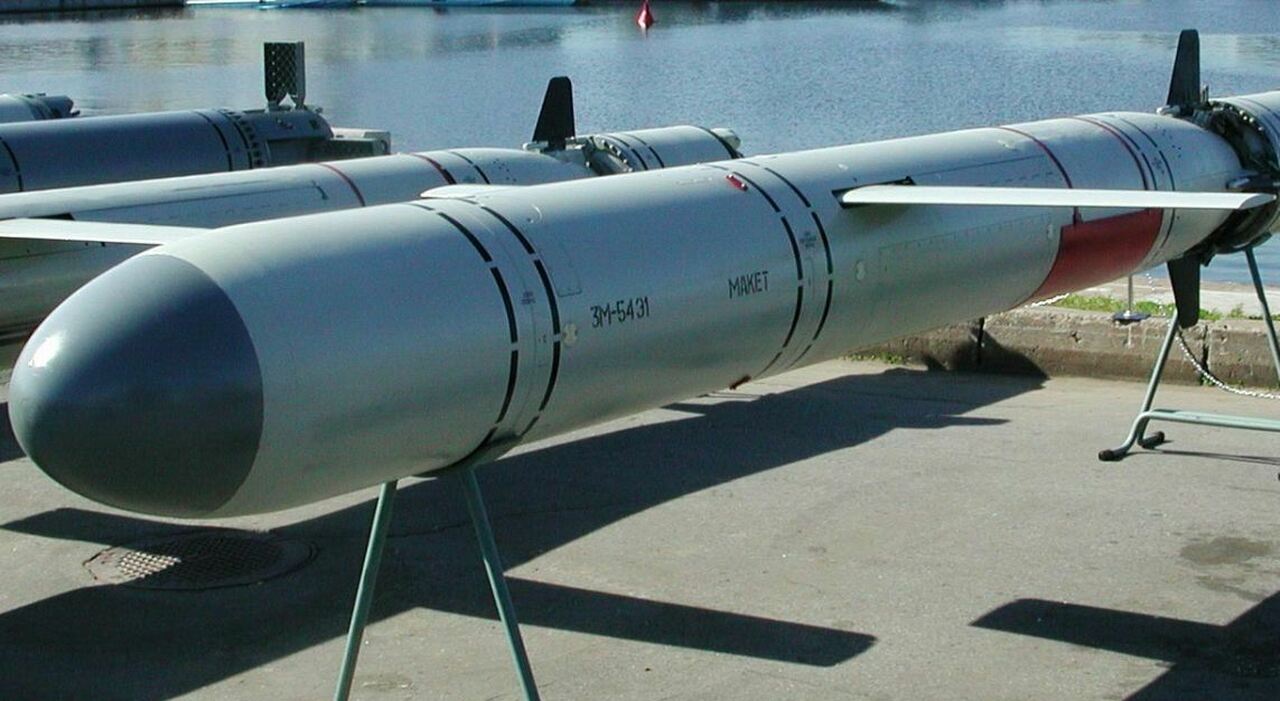 Dois submarinos russos com mísseis Kalibr no Mar Negro.  Zelensky assina lei que proíbe nomes geográficos russos