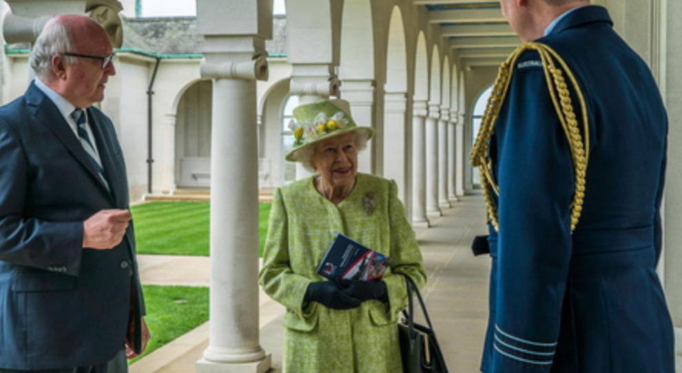 La regina Elisabetta torna in pubblico con un total look verde lime Ecco perché ha scelto