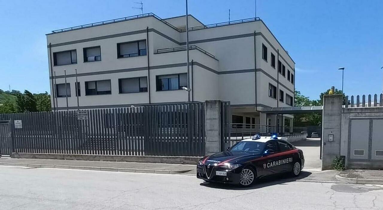 Tentata rapina alla stazione ferroviaria di Tolentino, romeno ferito con un  coltello alla coscia: ai domiciliari con braccialetto un giovane brasiliano