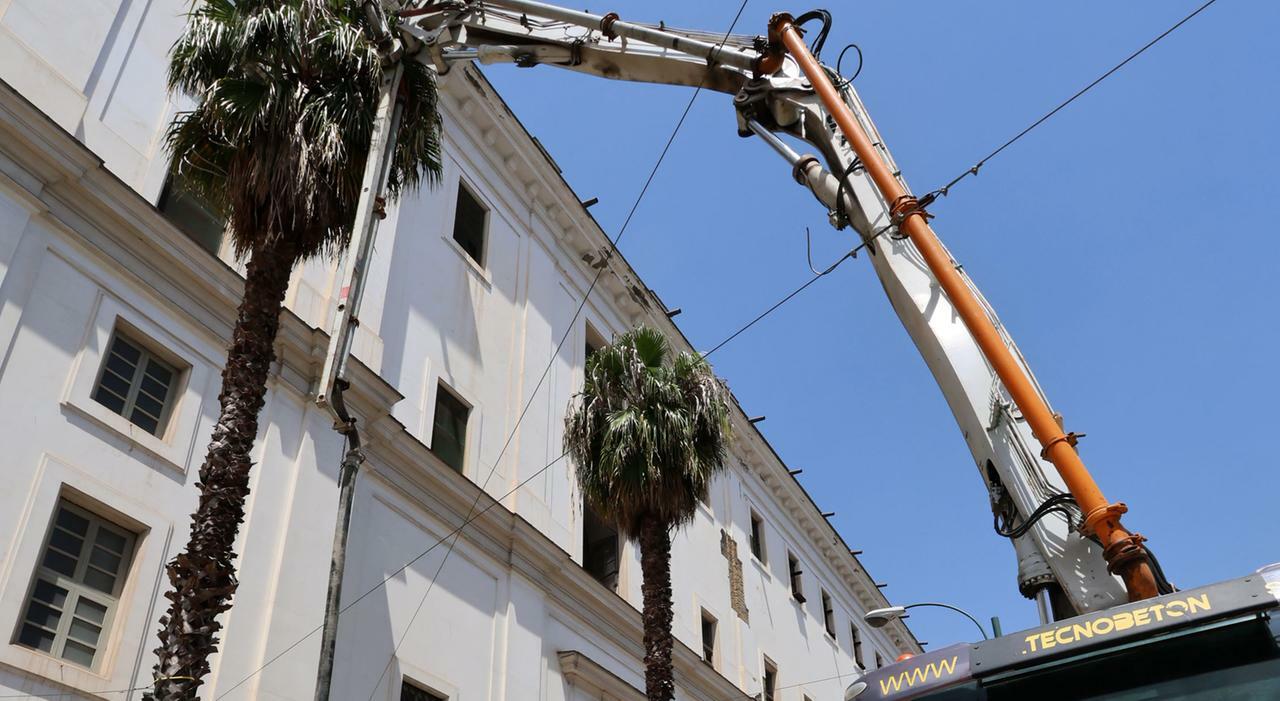 Napoli, a Palazzo Fuga lavori fermi: «Un pasticcio burocratico»