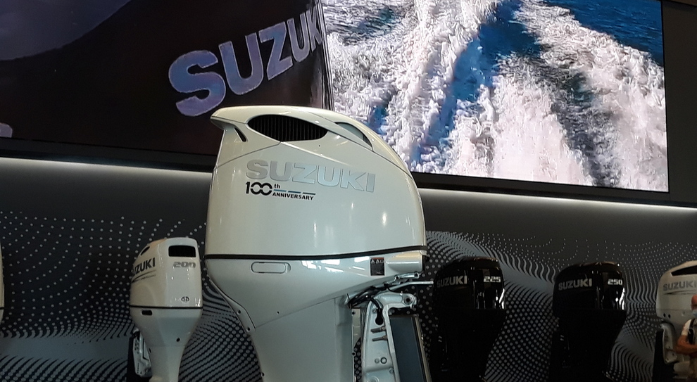 Il motore fuoribordo da 100 hp di Suzuki Marine in mostra al salone di Genova