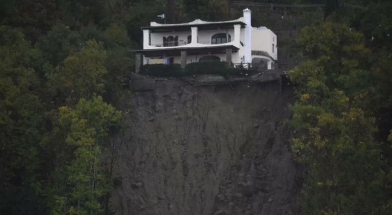 Ischia, la villa in bilico sul burrone simbolo della frana: «Crollava tutto»