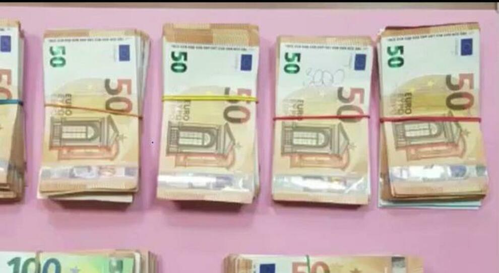 Le mazzette di denaro in contanti sequestrate dalla Guardia di Finanza di Treviso usate per pagare caparra delle auto
