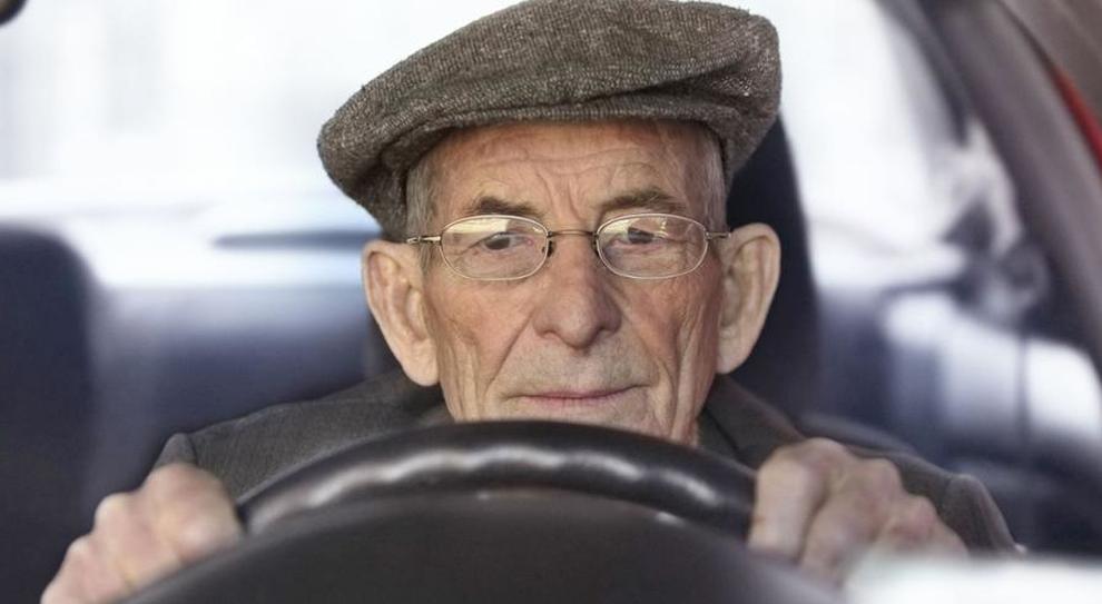 Anziani al volante sono sempre di più, soprattutto al Nord: il 18,2% che guida ha oltre 80 anni