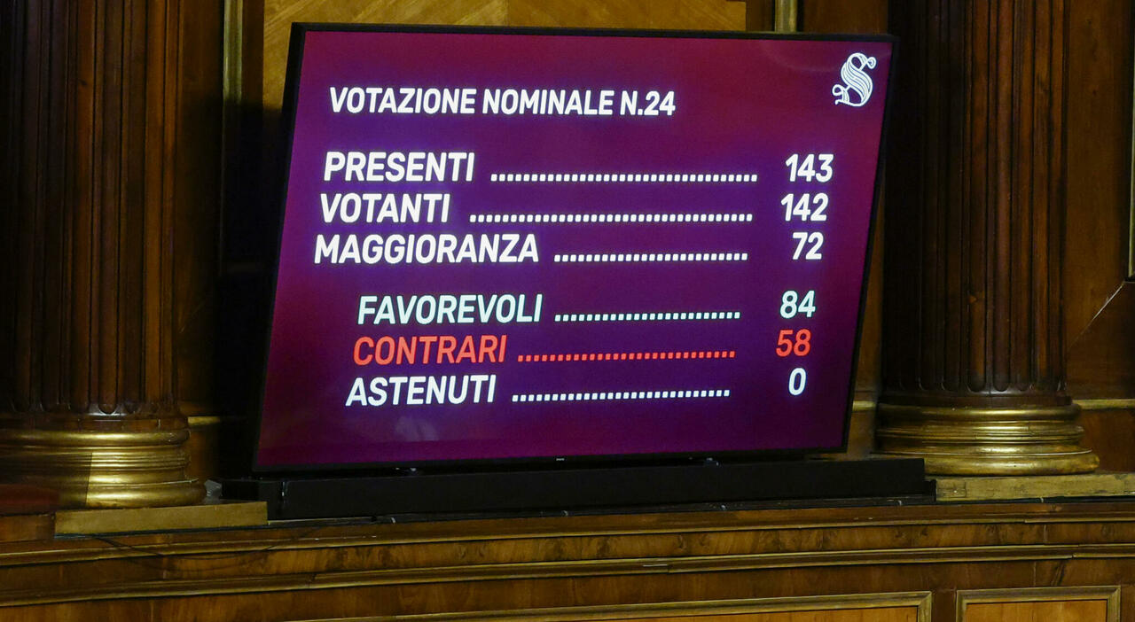 La maternità surrogata è reato universale, via libera dal Senato: punibile anche la pratica compiuta all