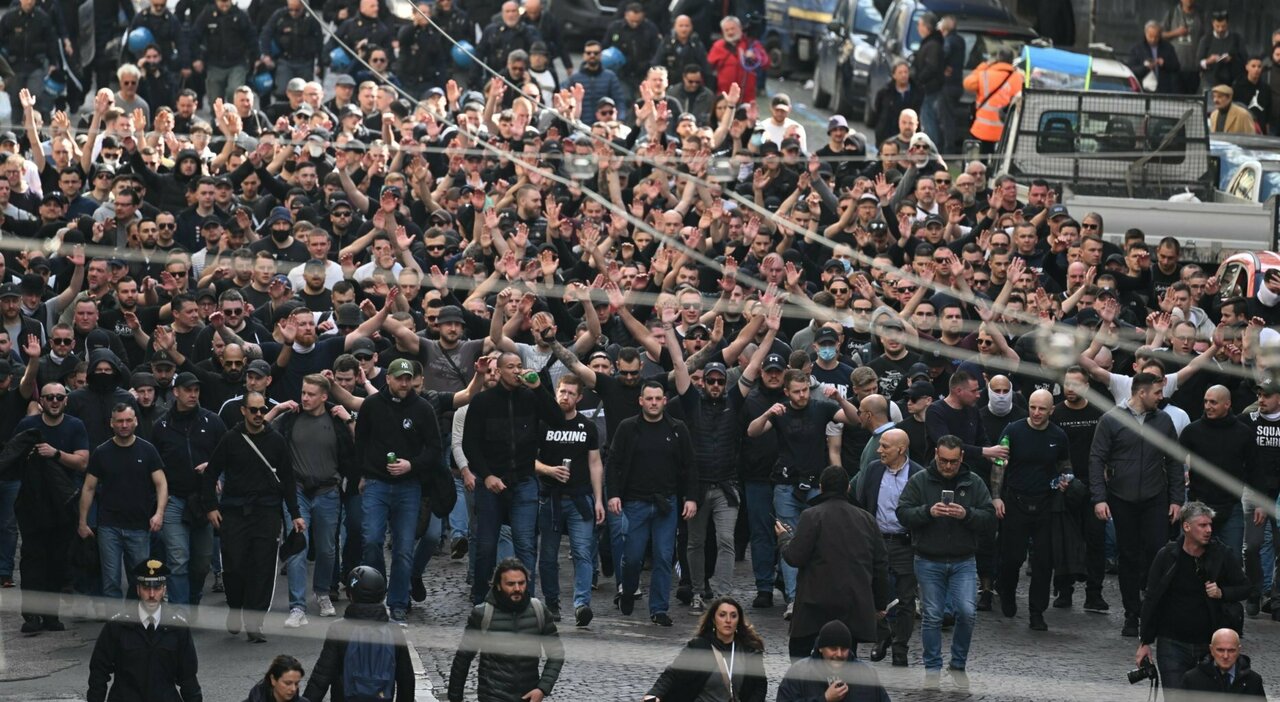 Napoli-Eintracht, scontri tifosi: assalto al bus dei tedeschi e arrivano i supporter dell'Atalanta