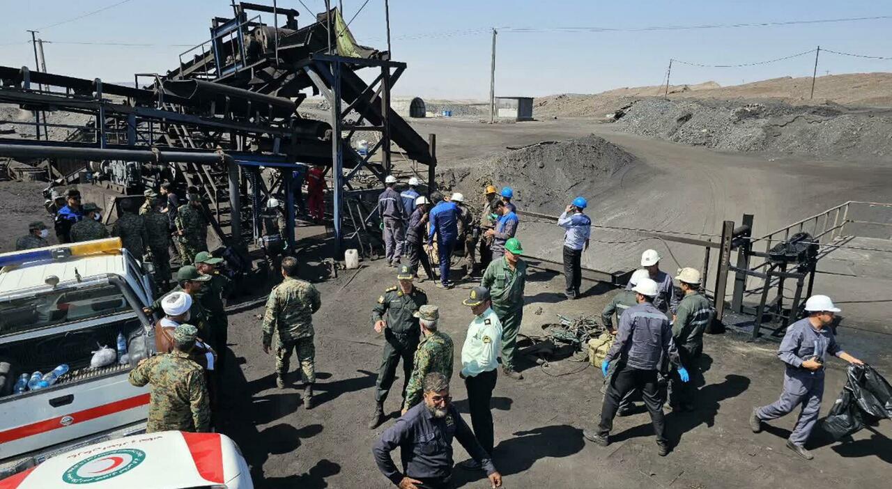 Esplosione in una miniera in Iran, almeno 51 morti e decine di feriti: ci sono ancora lavoratori intrappolati