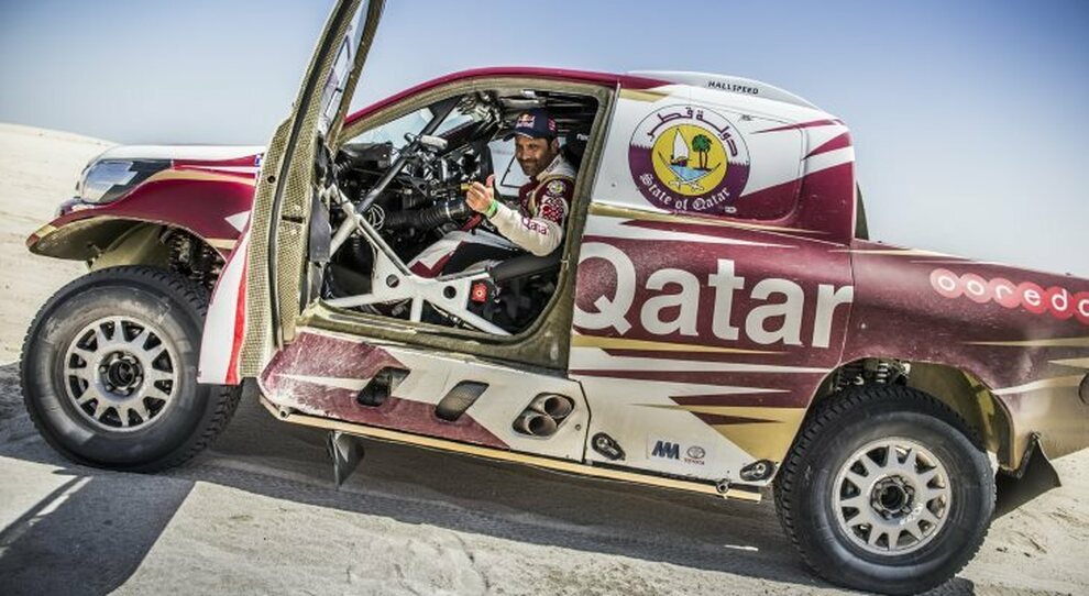 Il pilota Toyota campione della Dakar Nasser Al-Attiyah sulla sua Hilux
