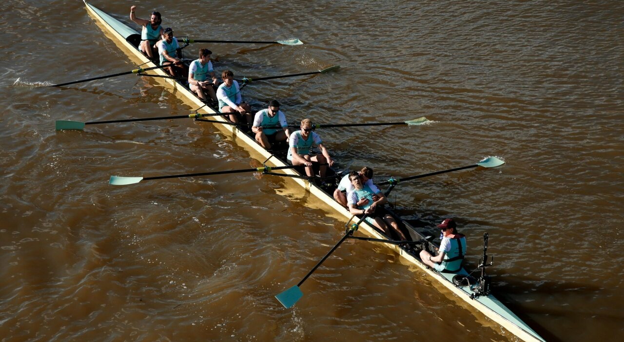Cambridge Wins Thames Rowing Race Amidst Pollution Health Scare
