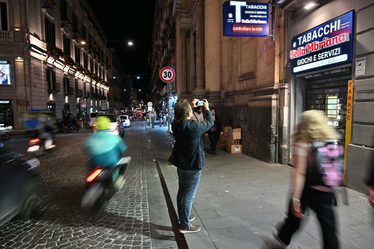 Jackpot Superenalotto a Napoli, scoppia l?euforia nei vicoli:
«È stato ?o Munaciello»