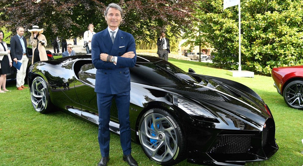 Stephan Winkelmann, ad di Bugatti con dietro la Chiron