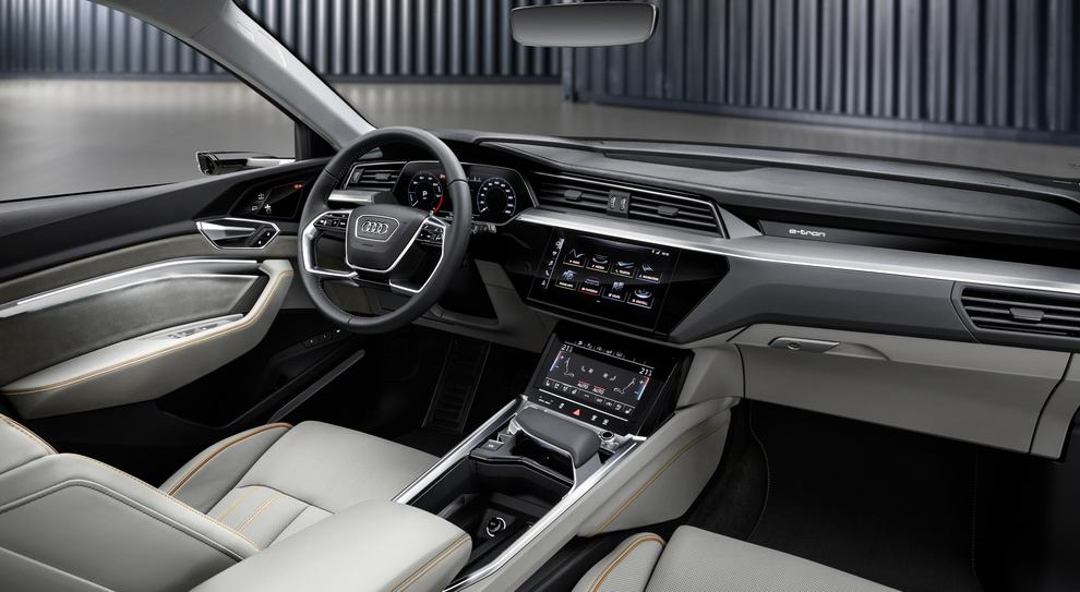 Gli interni in Alcantara della nuova Audi e-tron