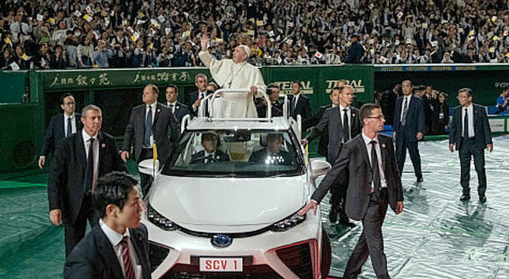 Papa Francesco sulla Mirai ad idrogeno usata nel suo viaggio in Giappone lo scorso anno