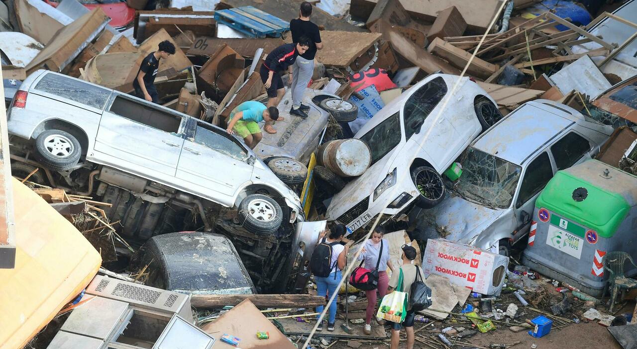 Alluvione Valencia, il bacino aperto e i ritardi: tutti gli errori. Cronologia della strage, minuto per minuto (tra sms e tweet cancellati)