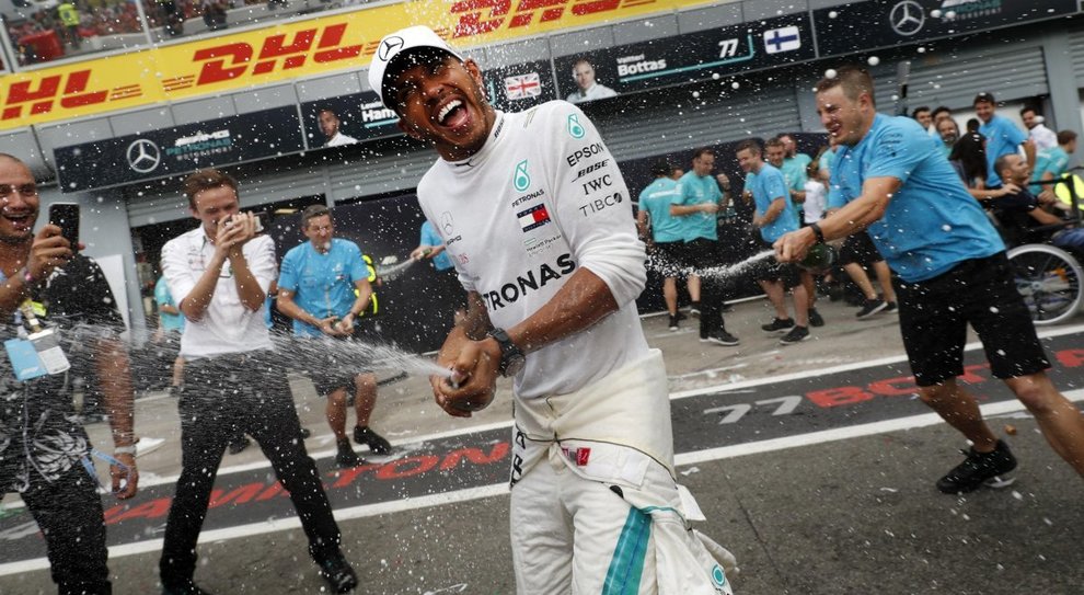 Hamilton festeggia la vittoria a Monza
