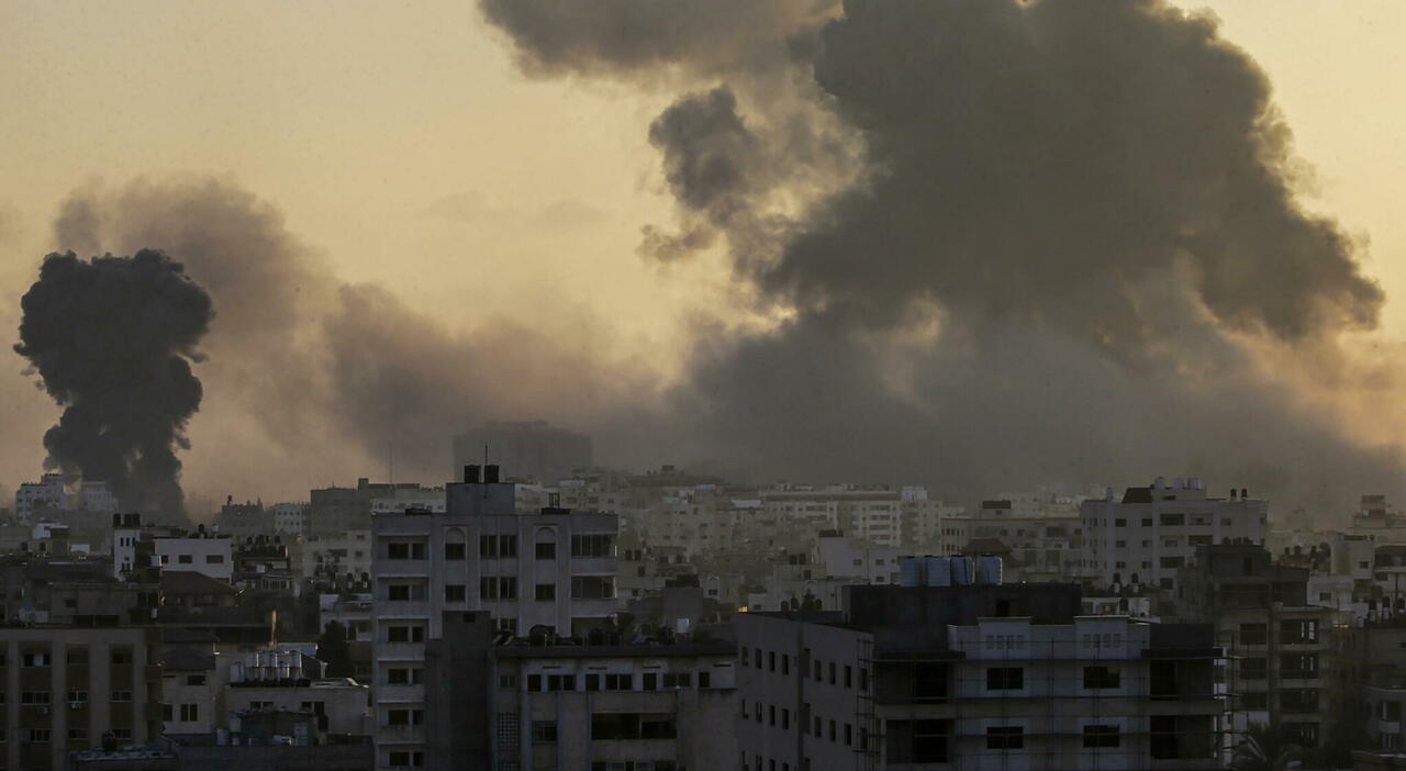 “The encirclement of Gaza City has been completed.”  Netanyahu is studying American requests for a humanitarian truce