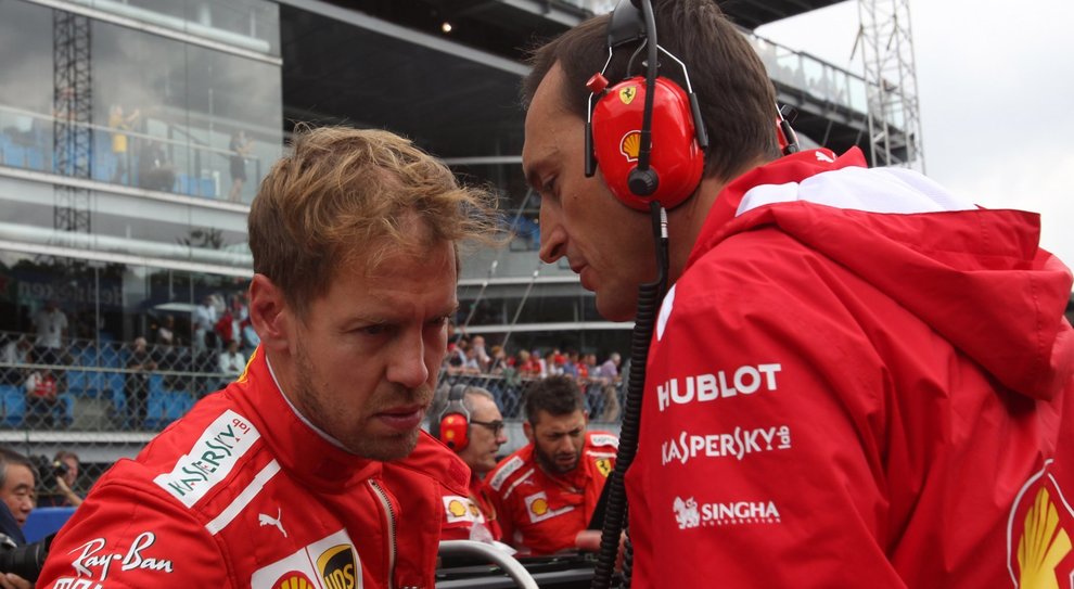 Sebastian Vettel con uno dei suii ingegneri di pista