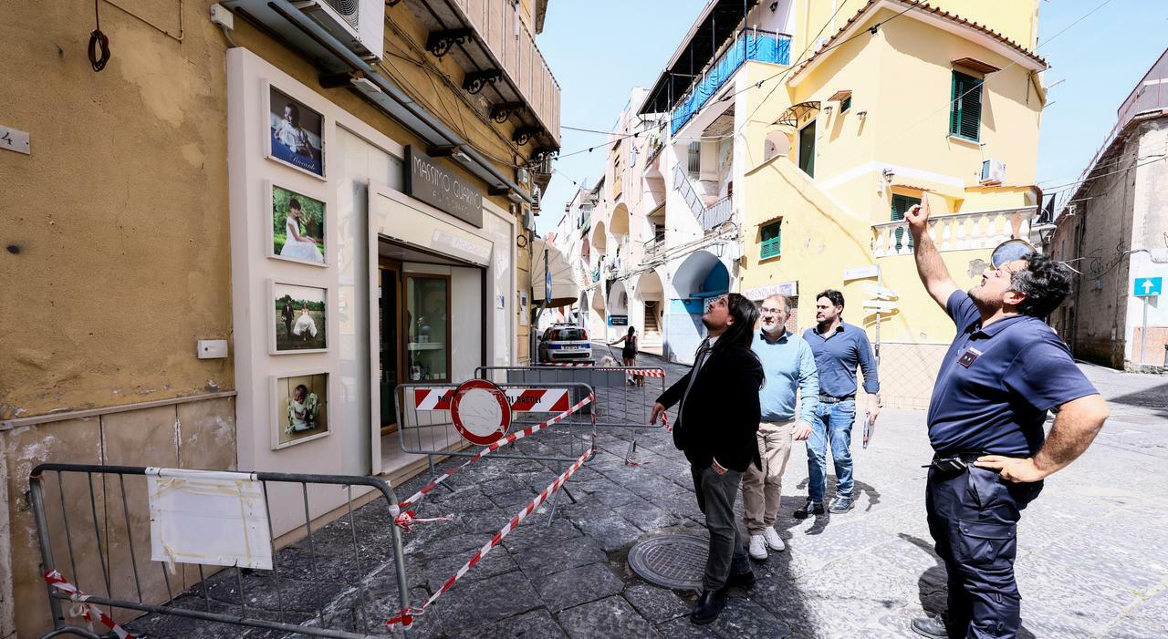 Campi Flegrei, la polemica per i fondi casa: «Cento milioni sono pochi»