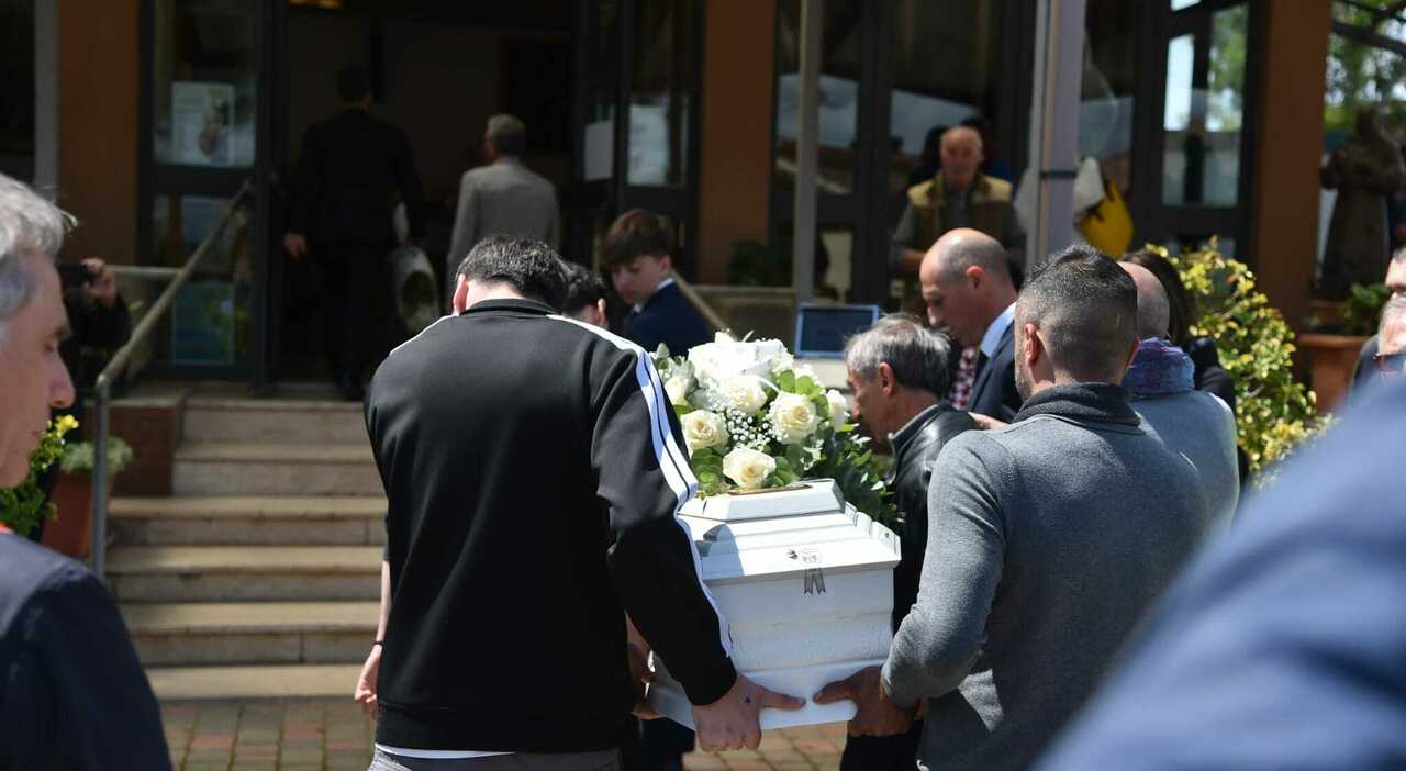 Bambino ucciso dai pitbull a Eboli, i funerali: stasera fiaccolata per Francesco Pio a Campolongo