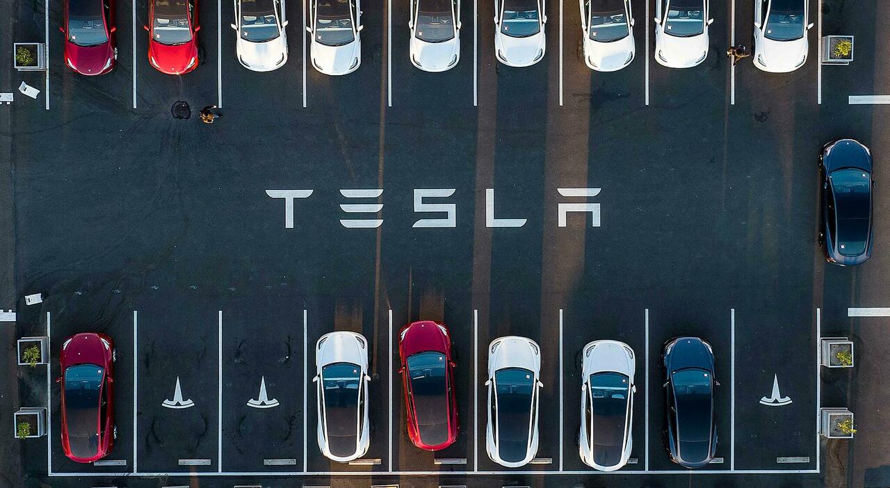 Tesla in crisi, vendite dimezzate in Europa (con effetto Elon Musk). Il titolo in forte calo a Wall Street