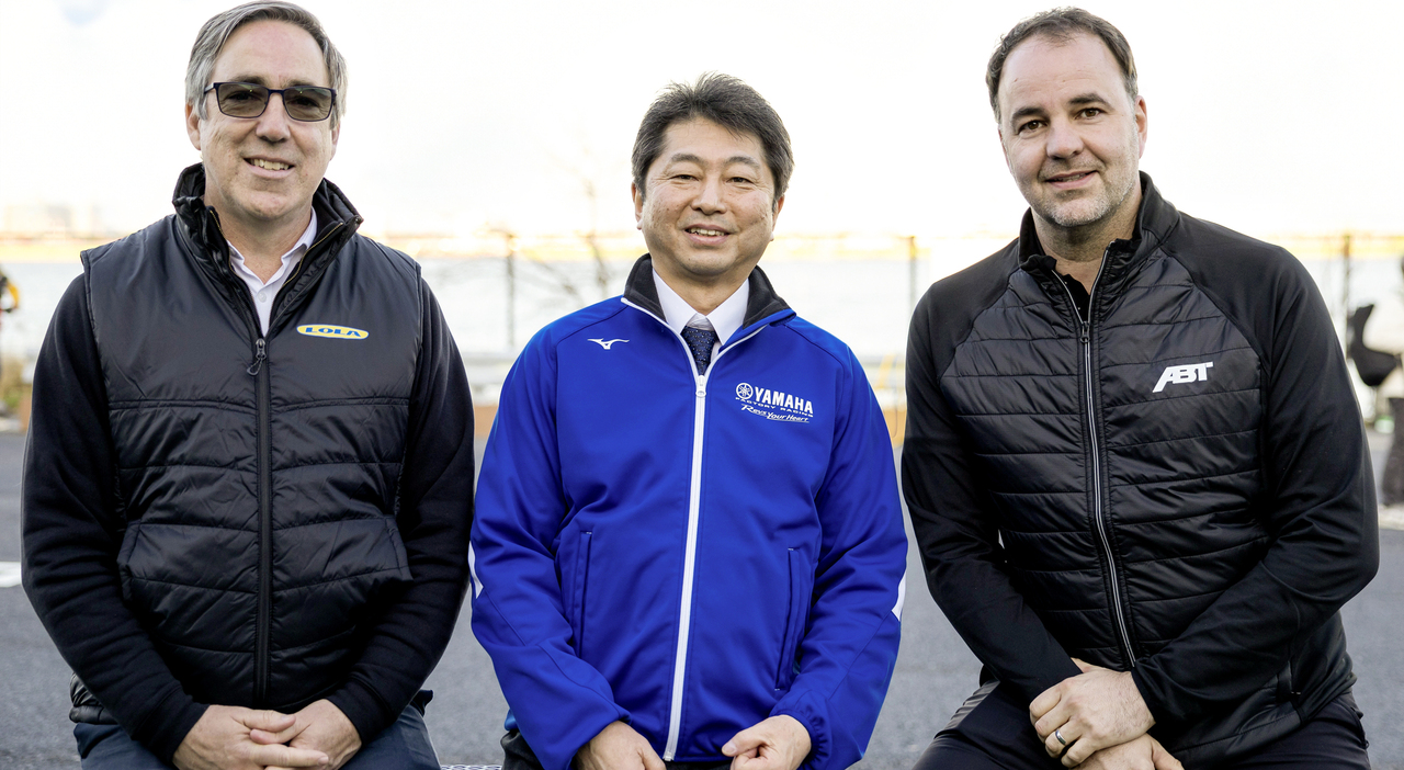 Da sinistra: Mark Preston, direttore Motorsport Lola Cars, Heiji Maruyama, managing executive officer e direttore di Yamaha Motor, Thomas Biermaier, Ceo Abt e Team Principal della scuderia Abt Cupra