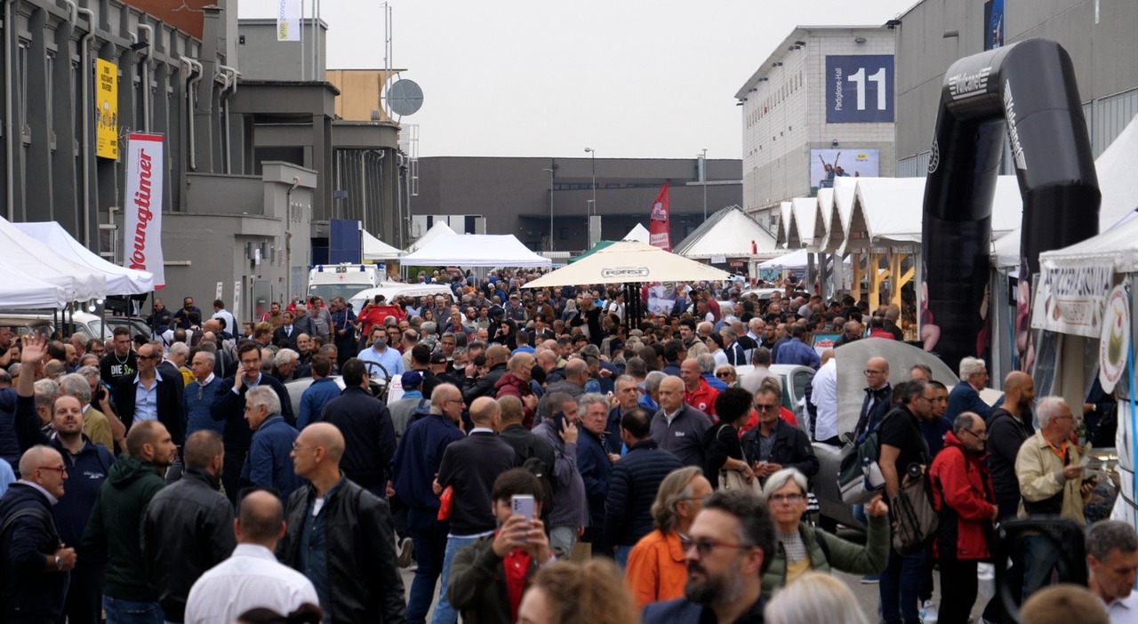 La folla di appassionati a Padova per l'ultima edizione di Auto e Moto d’Epoca prima del trasferimento a Bologna