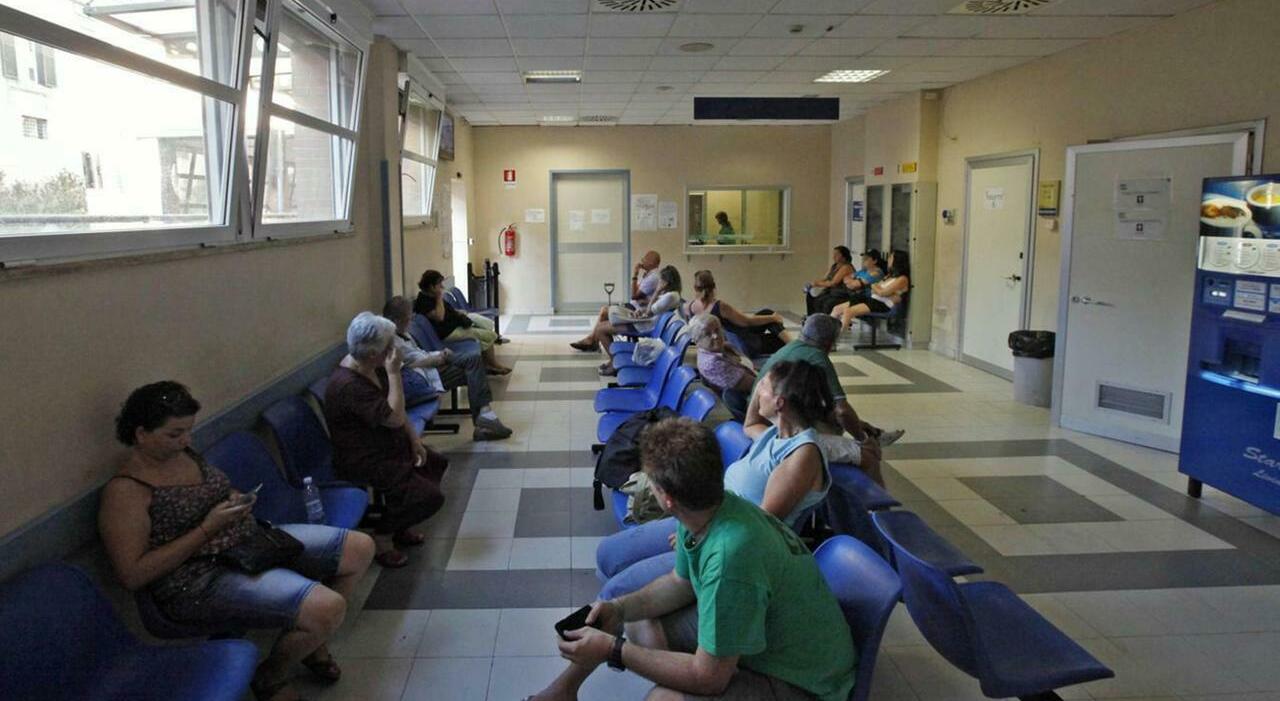 Roma, caos al pronto soccorso del San Camillo. «Ho portato da mangiare di nascosto a mia madre parcheggiata in corridoio»