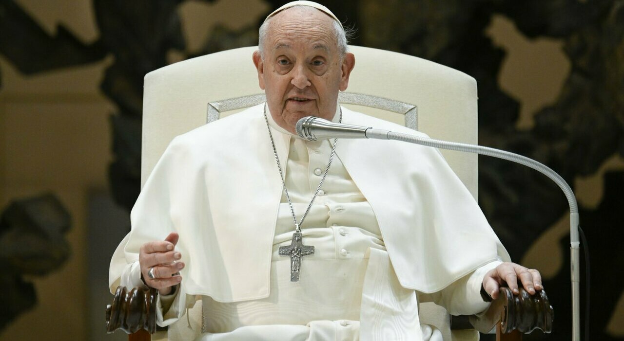 Papa Francesco come sta: «Ho la bronchite», non legge il discorso e tossisce