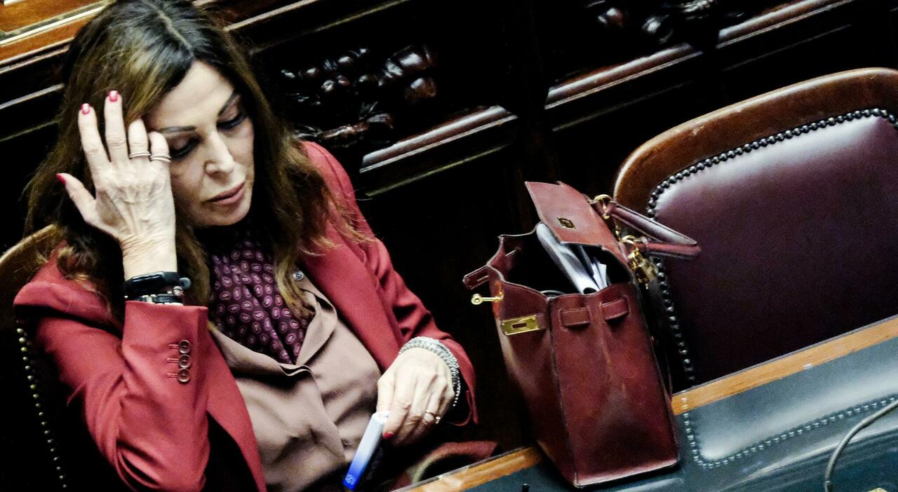 Santanchè: «Ho una collezione di borse, porto i tacchi a spillo: sono donna libera, per voi emblema del male assoluto». E l