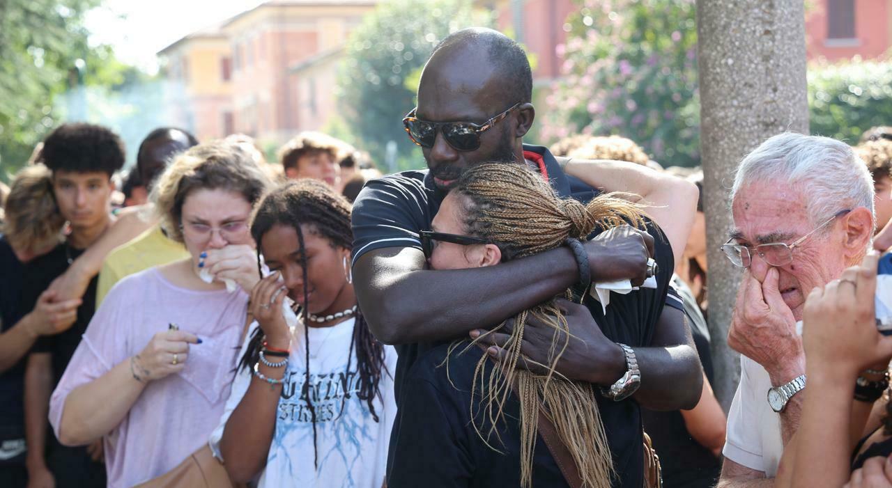 Fallou Sall ucciso a 16 anni, l?amico: «Sono vivo grazie a lui, per me era un fratello»