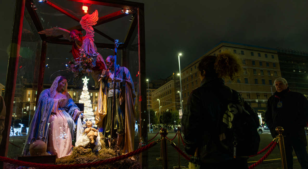 Presepe piazza Municipio a Napoli, dopo Pulcinella in piazza ecco la natività