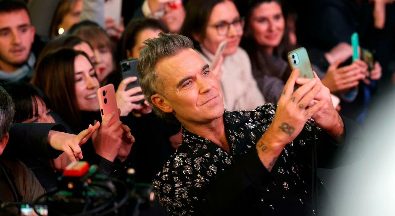 Robbie Williams superospite alla finale di X Factor a Napoli: «Nei panni di uno scimpanzè»