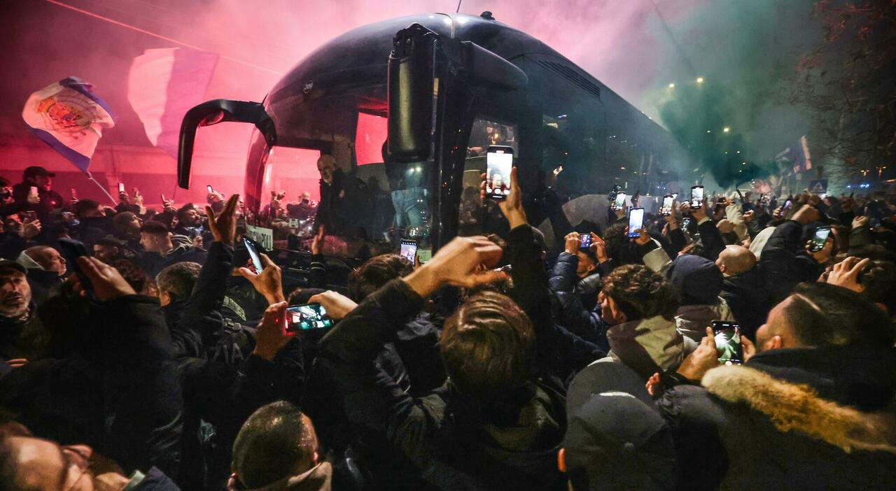 Napoli, vigili aggrediti e auto danneggiata durante la festa per gli azzurri a Capodichino